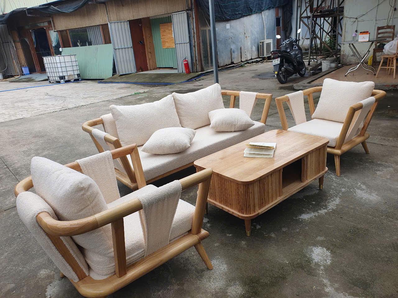 sofa decor phòng khách khung gỗ bo tròn đệm vải lông cừu
