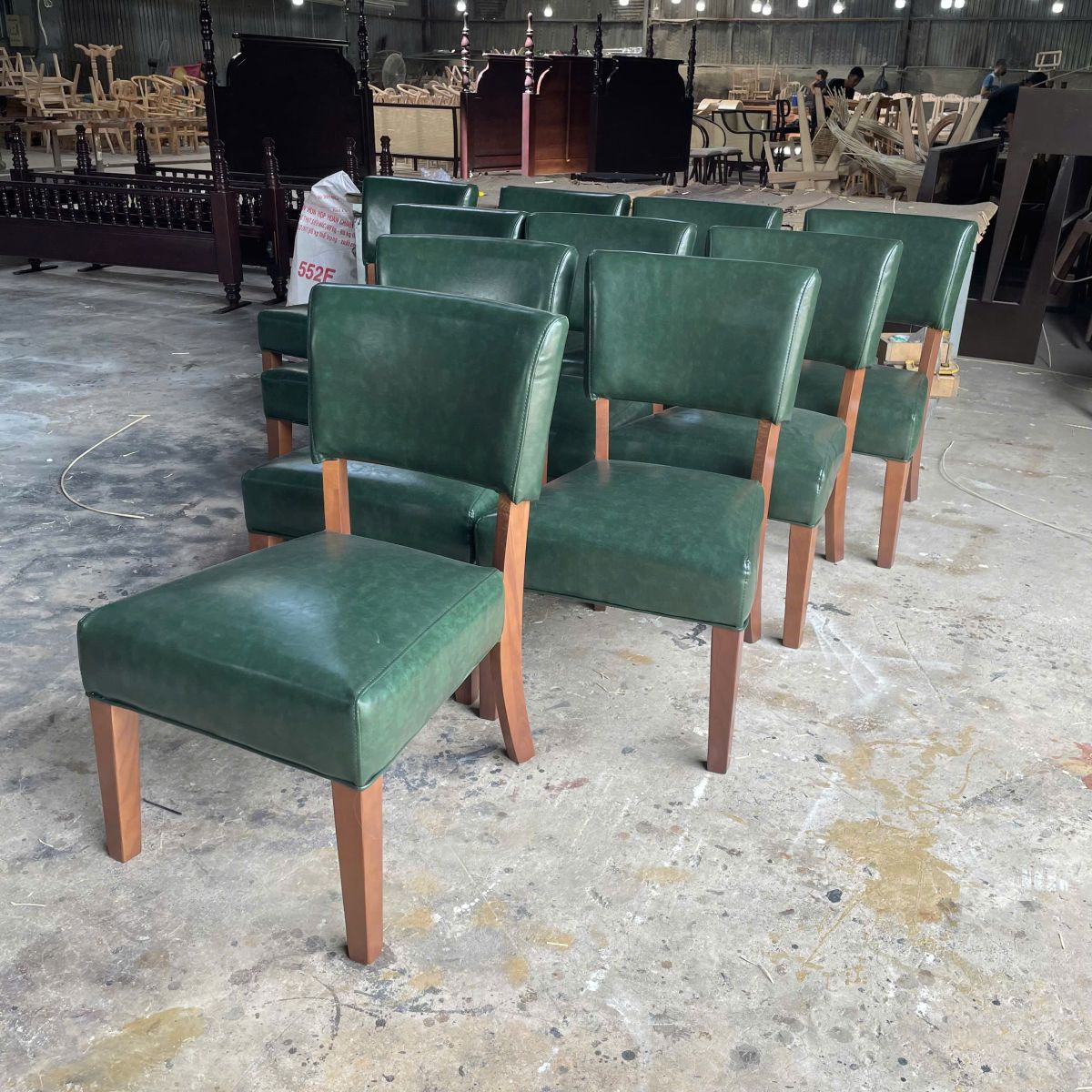Ghế sofa cafe Highland bọc da xám, chân gỗ tự nhiên tại xưởng