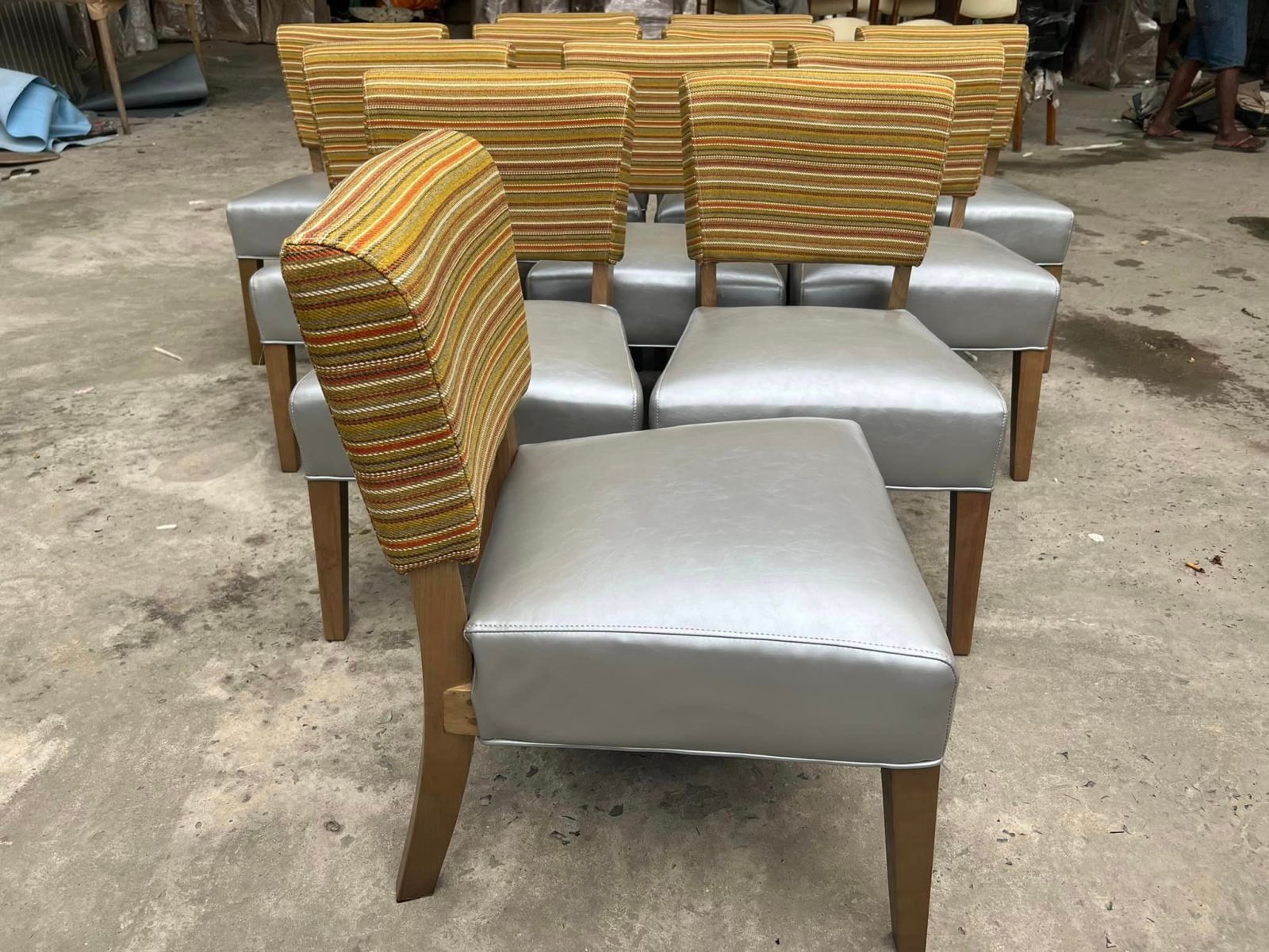 Mẫu ghế ngồi cafe đẹp, kiểu dáng hiện đại phù hợp decor quán