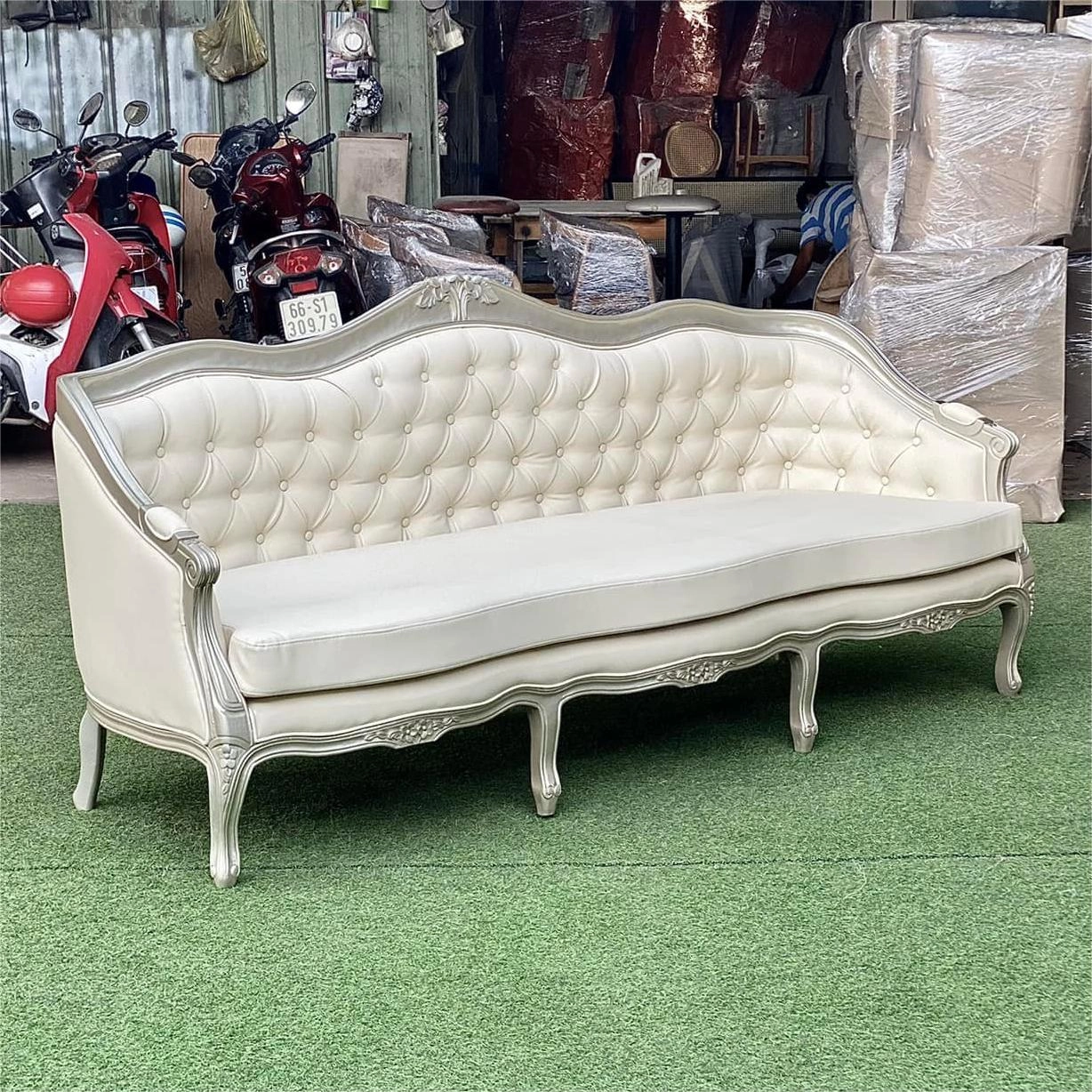 Sofa băng phòng khách Louis nệm nhấn nút