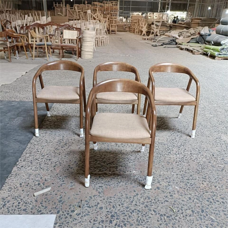 Ghế cafe Neva có tay gỗ ash bọc nệm vải
