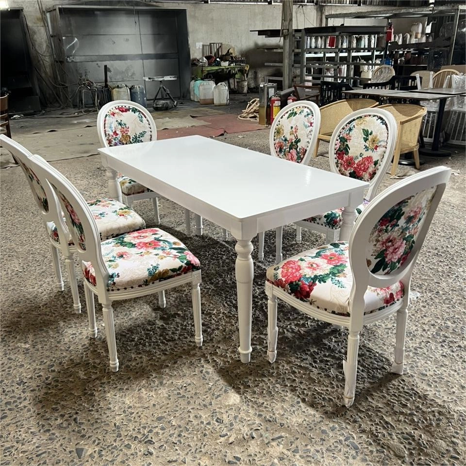 Bộ bàn ghế ăn Louis không tay bọc nệm hoa văn