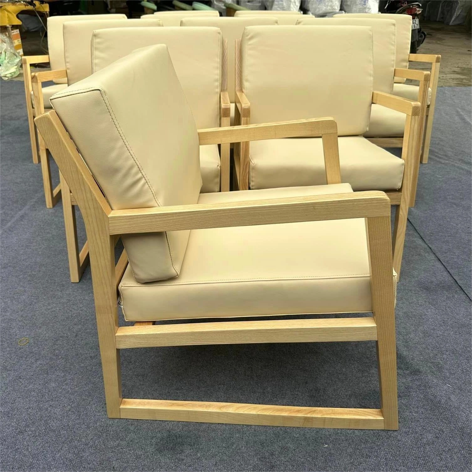 Ghế sofa cafe gỗ Freda tay vuông