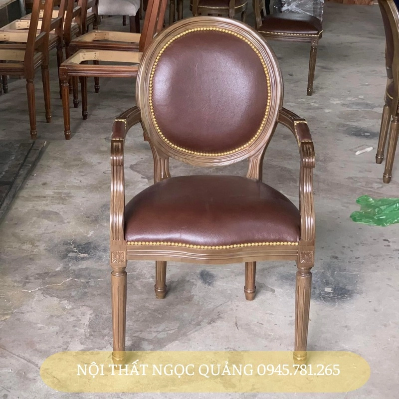Ghế nhà hàng Louis có tay gỗ ash bọc nệm da