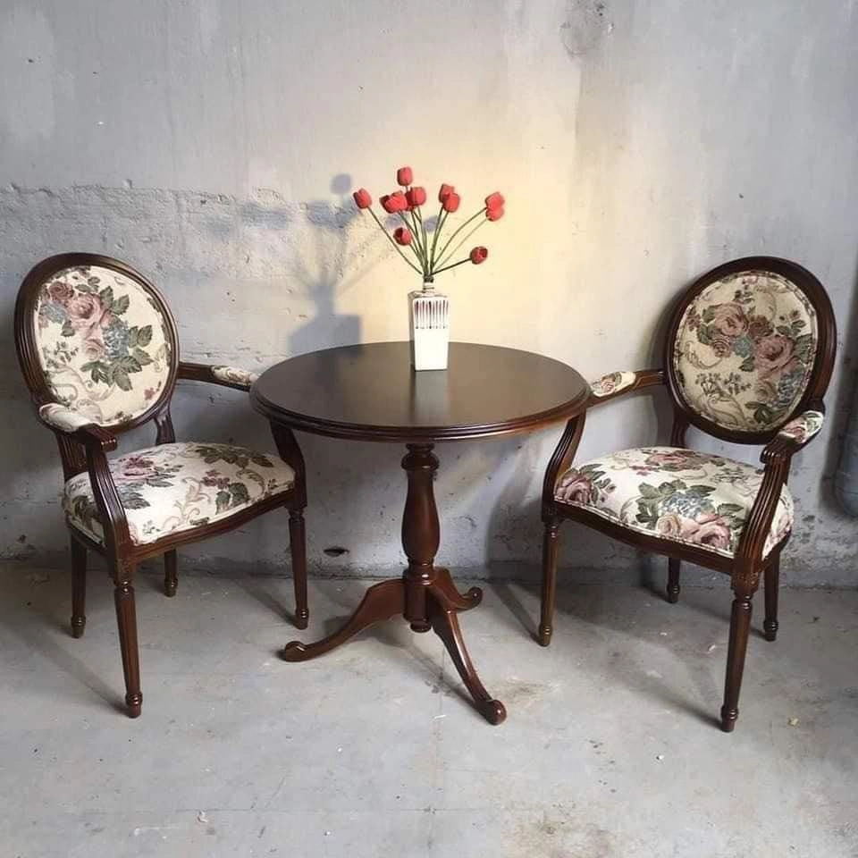 Ghế nhà hàng Louis có tay gỗ ash bọc nệm vải hoa văn