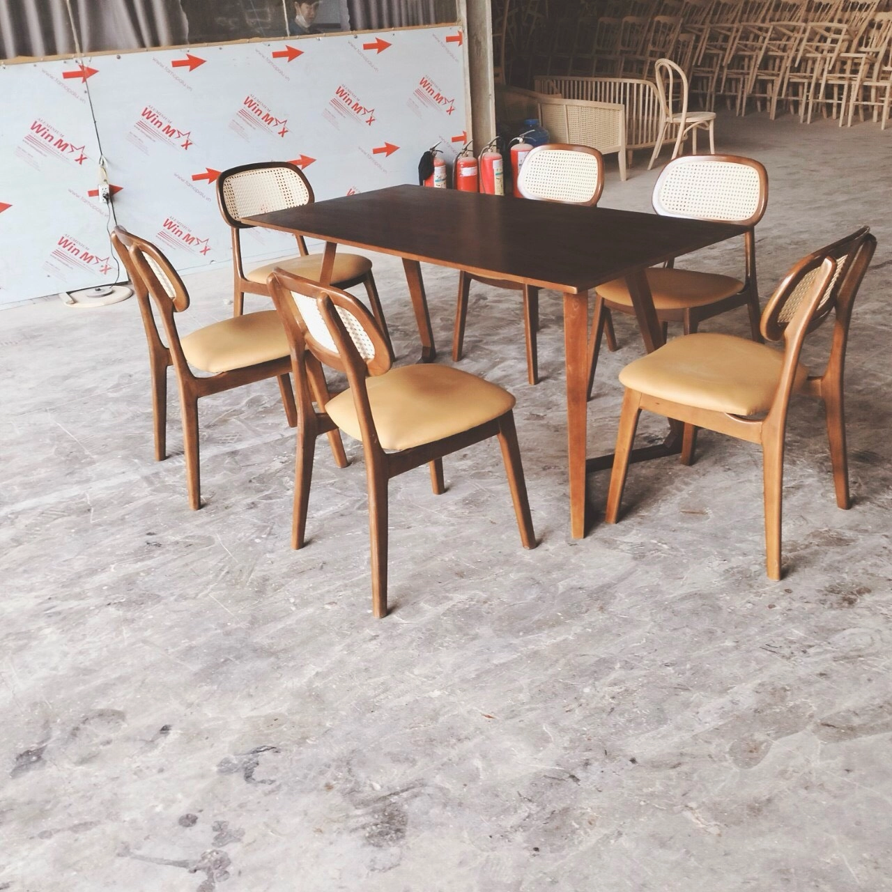 Bộ bàn ăn chân V ghế Secco cao su