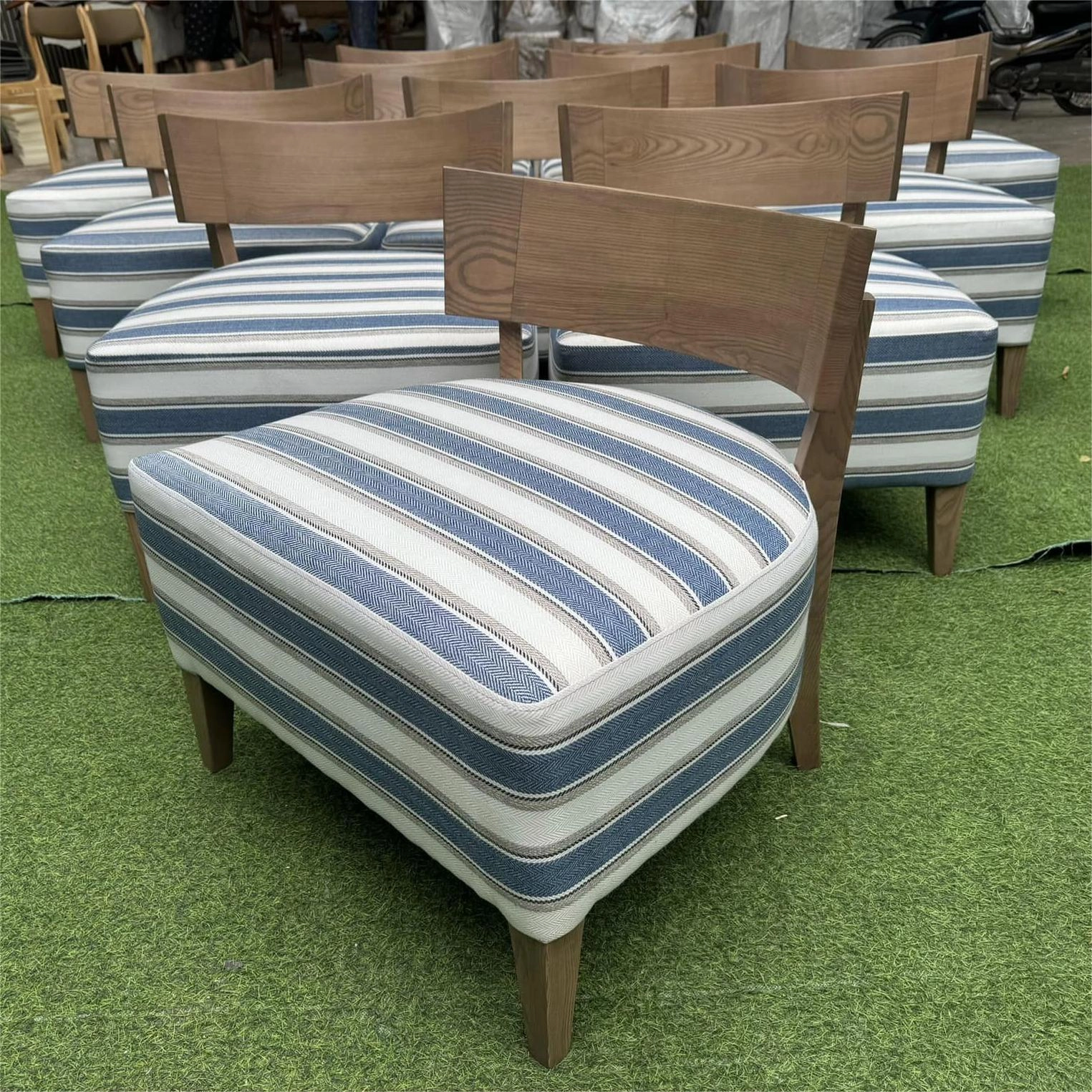 Ghế sofa cafe Starbuck gỗ Ash bọc nệm vải họa tiết