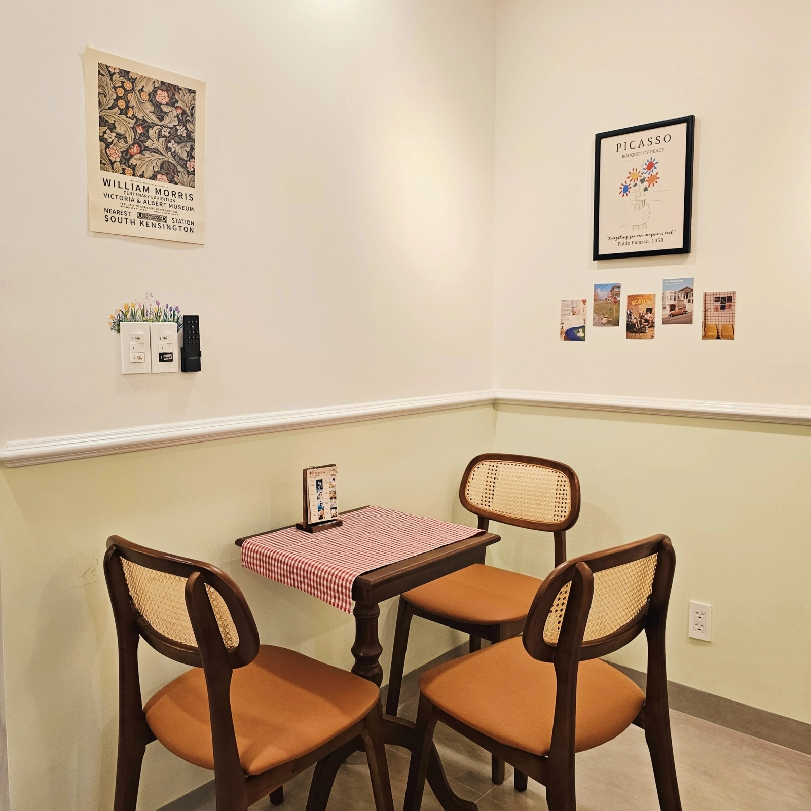 Bàn ghế cafe Secco kết hợp bàn cổ điển