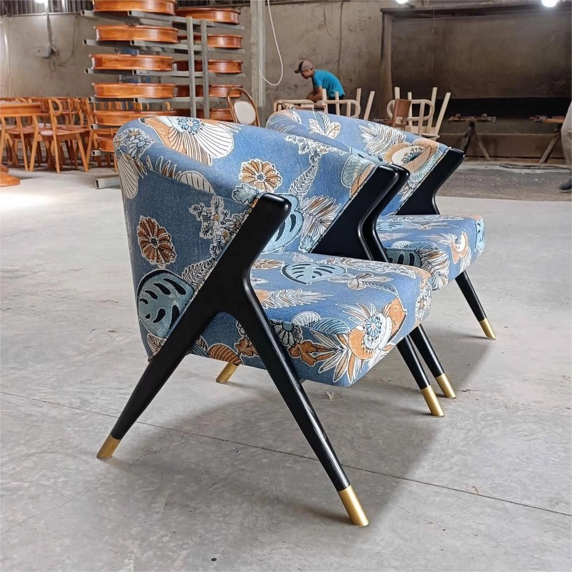 ghế sofa cafe Monroe gỗ ash bọc nệm hoa văn