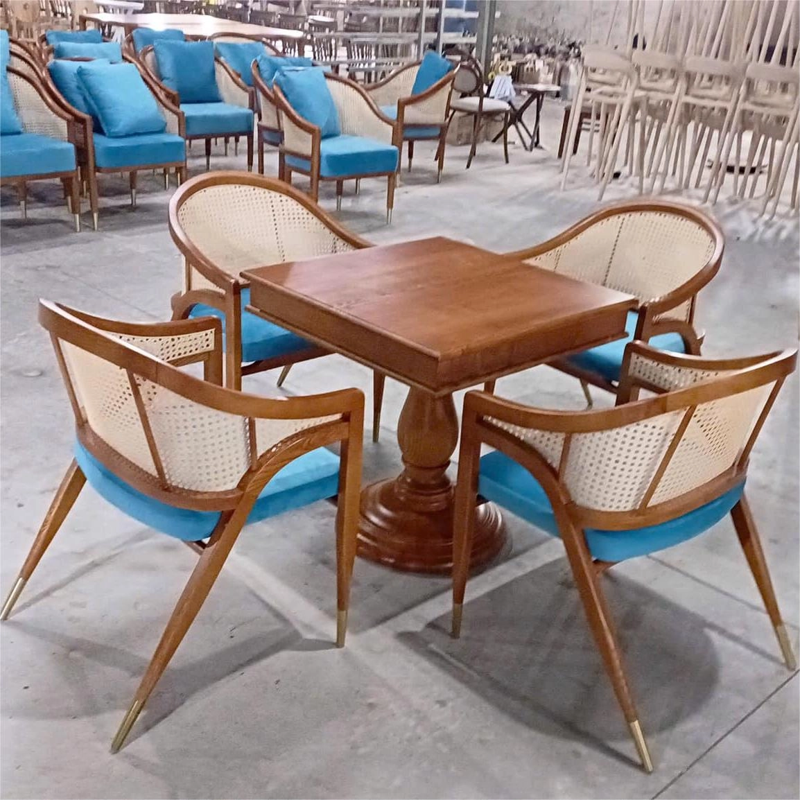 Bộ bàn ghế cafe Womley gỗ Ash chân bọc đồng
