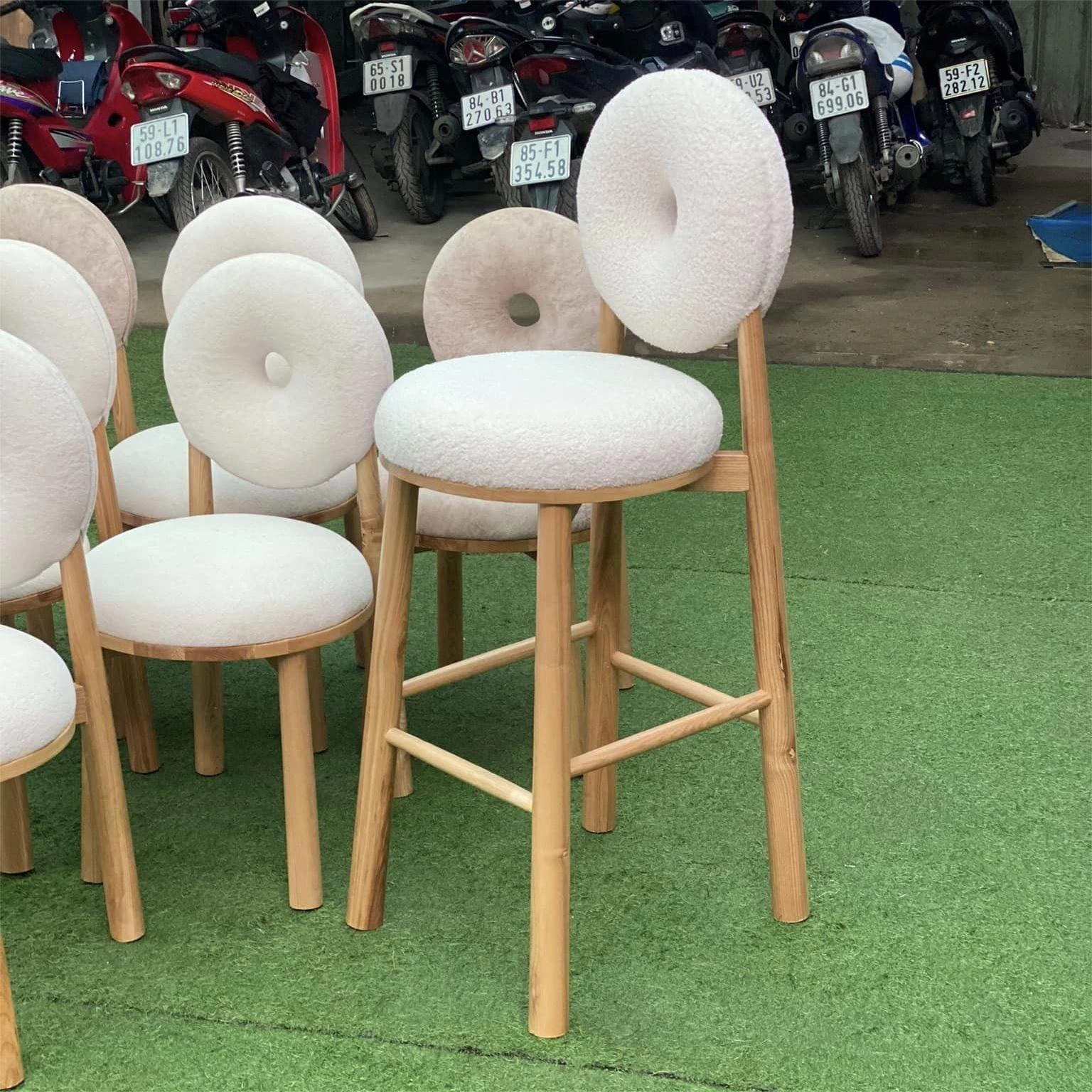 Ghế bar gỗ Donut bọc nệm vải nhung