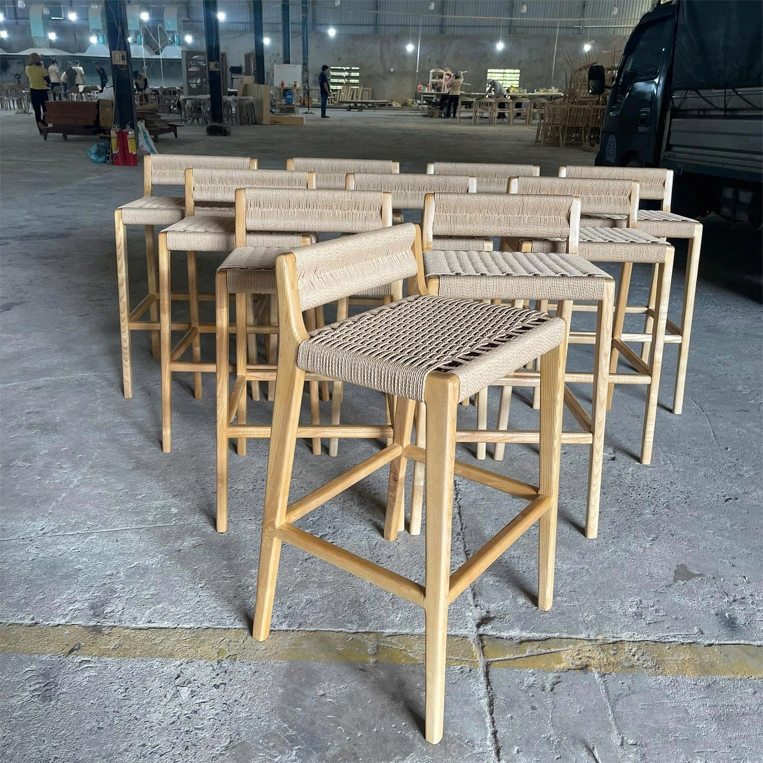 Ghế bar gỗ kết hợp tựa lưng và mặt ngồi đan dây 