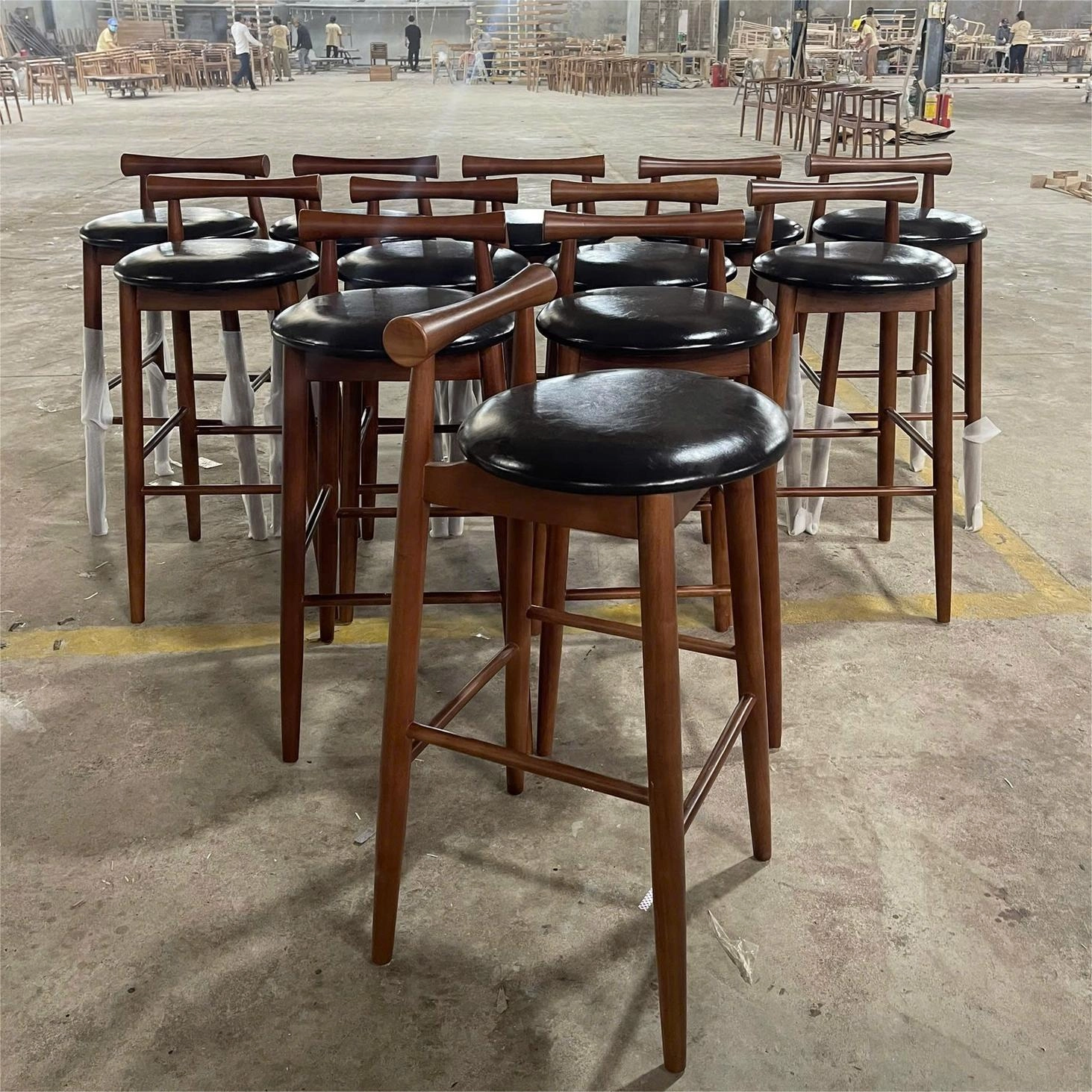 Ghế bar xương chó gỗ cao su mặt nệm da