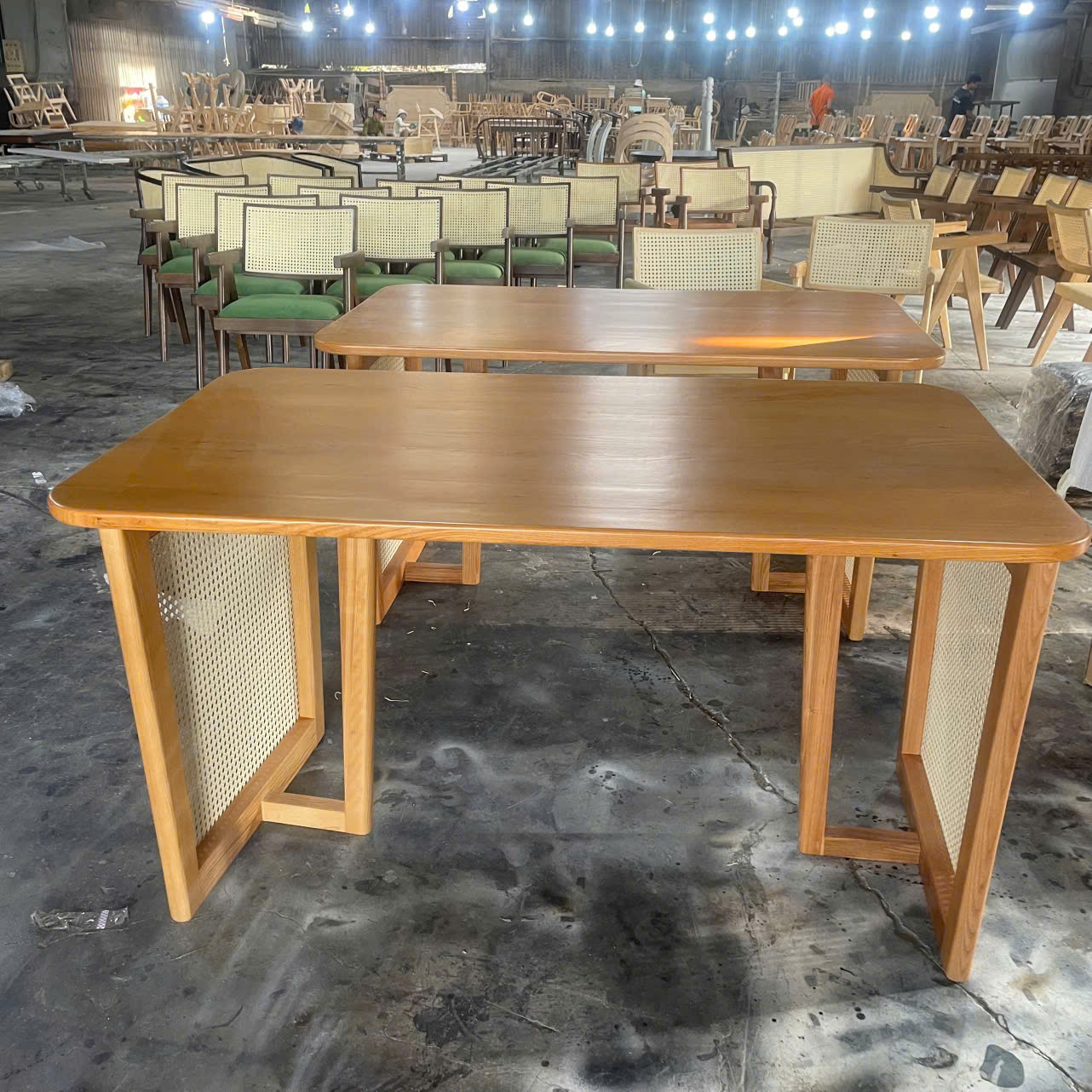 Bàn ăn decor chân mây đan mắt cáo