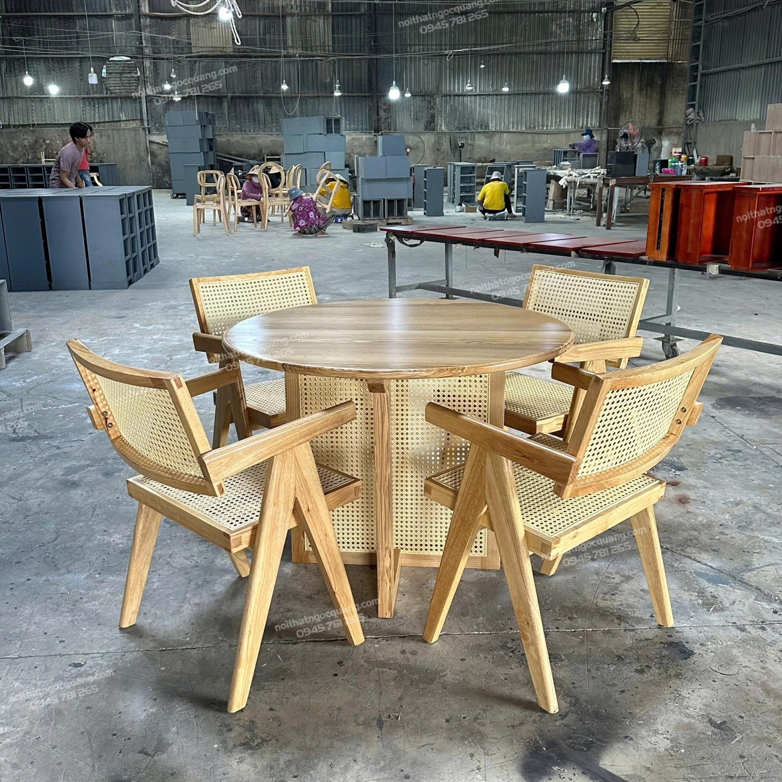 Bộ bàn ăn tròn chân mây kết hợp ghế Vleg