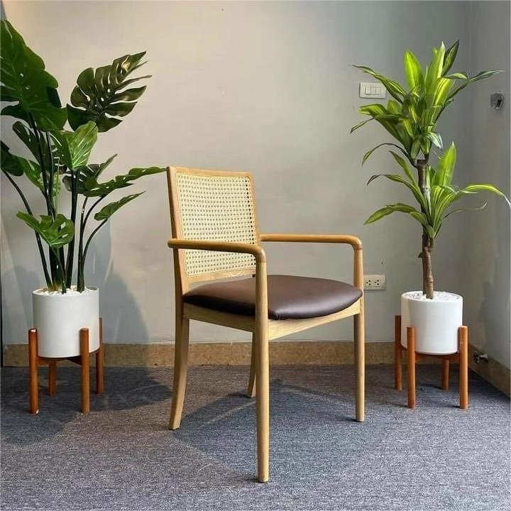 Ghế cafe Mila có tay mặt nệm