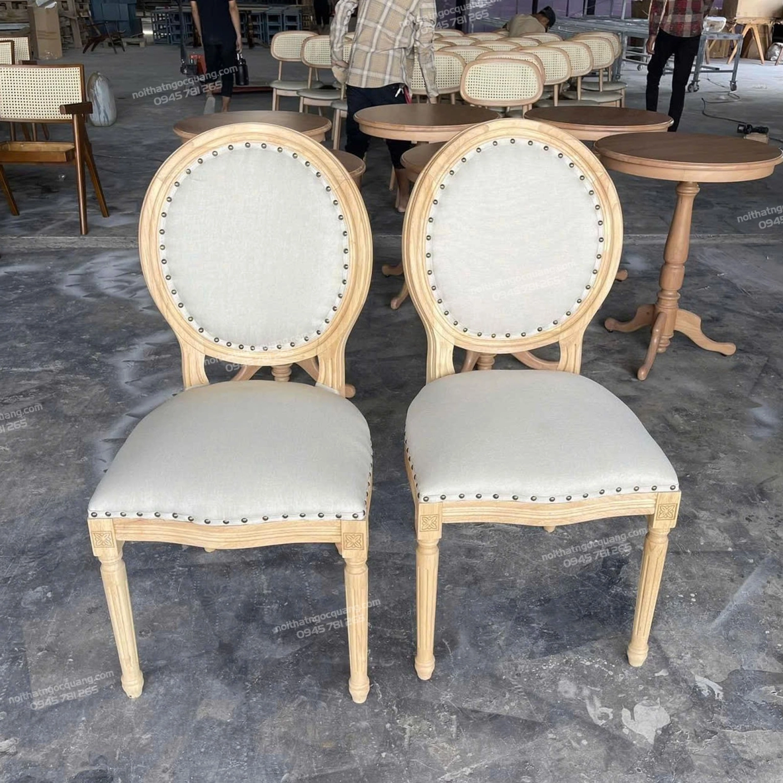 Ghế Louis không tay lưng đóng đinh viền