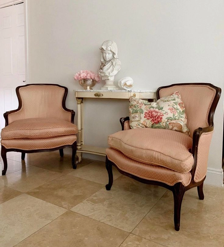 Ghế Louis XVI decor phòng ngủ
