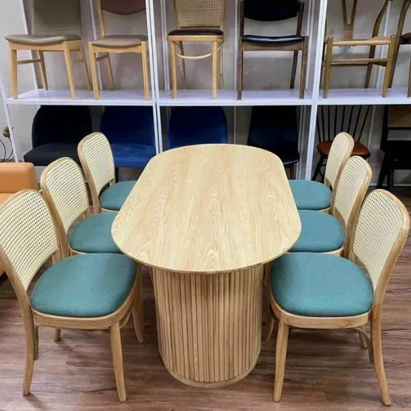 Ghế ăn Thonet 811 và bàn Rustic