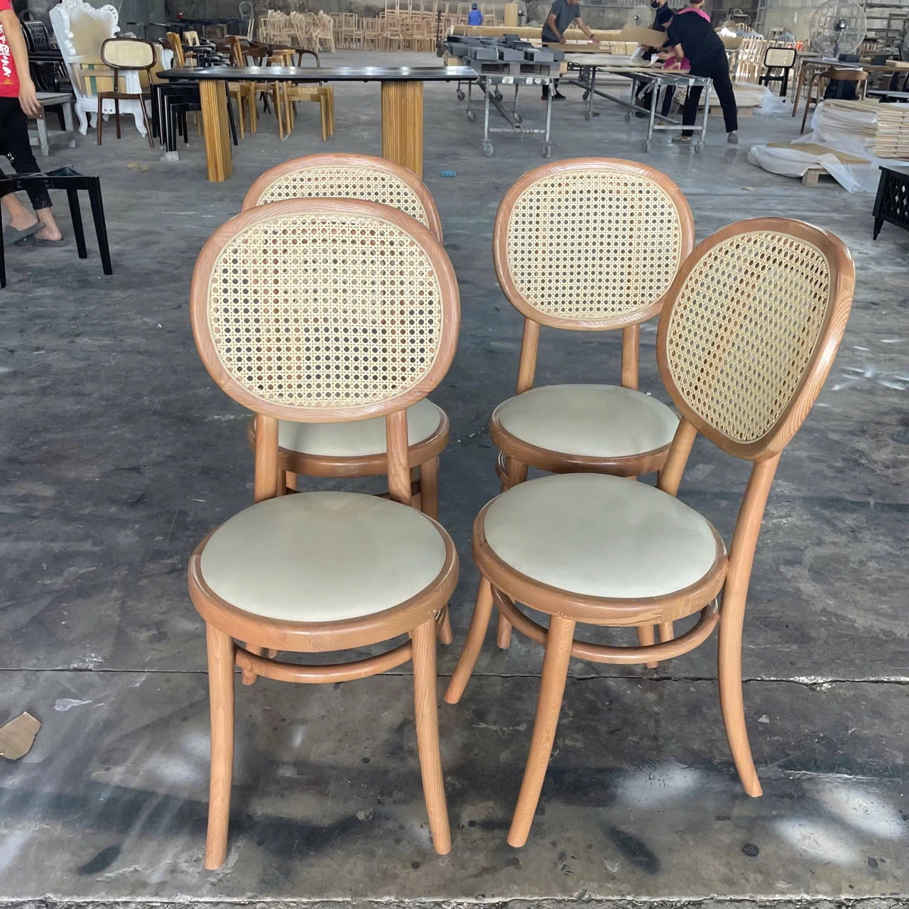 Ghế gỗ nhà hàng Thonet tựa mây tròn