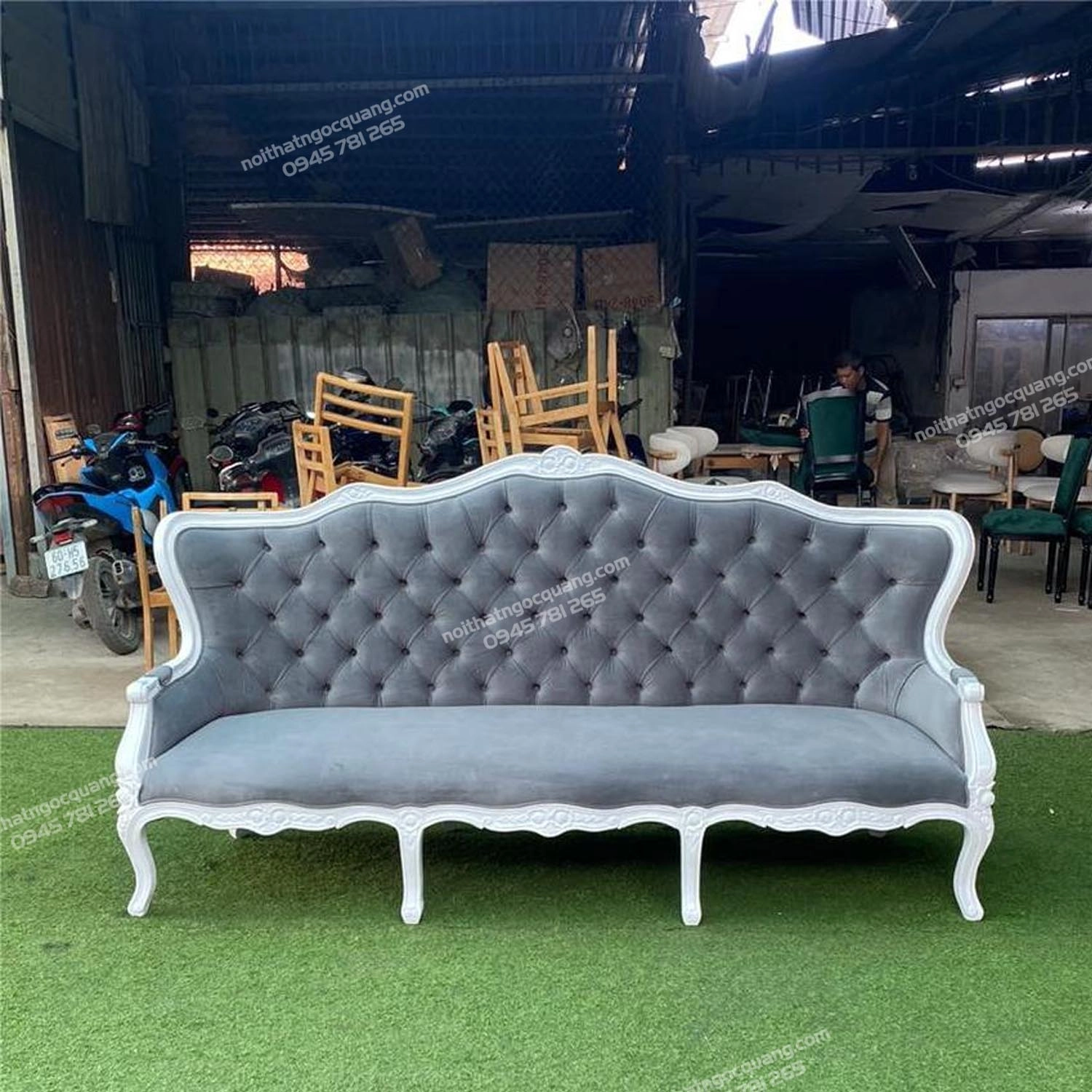 Ghế sofa Louis chạm bông hồng