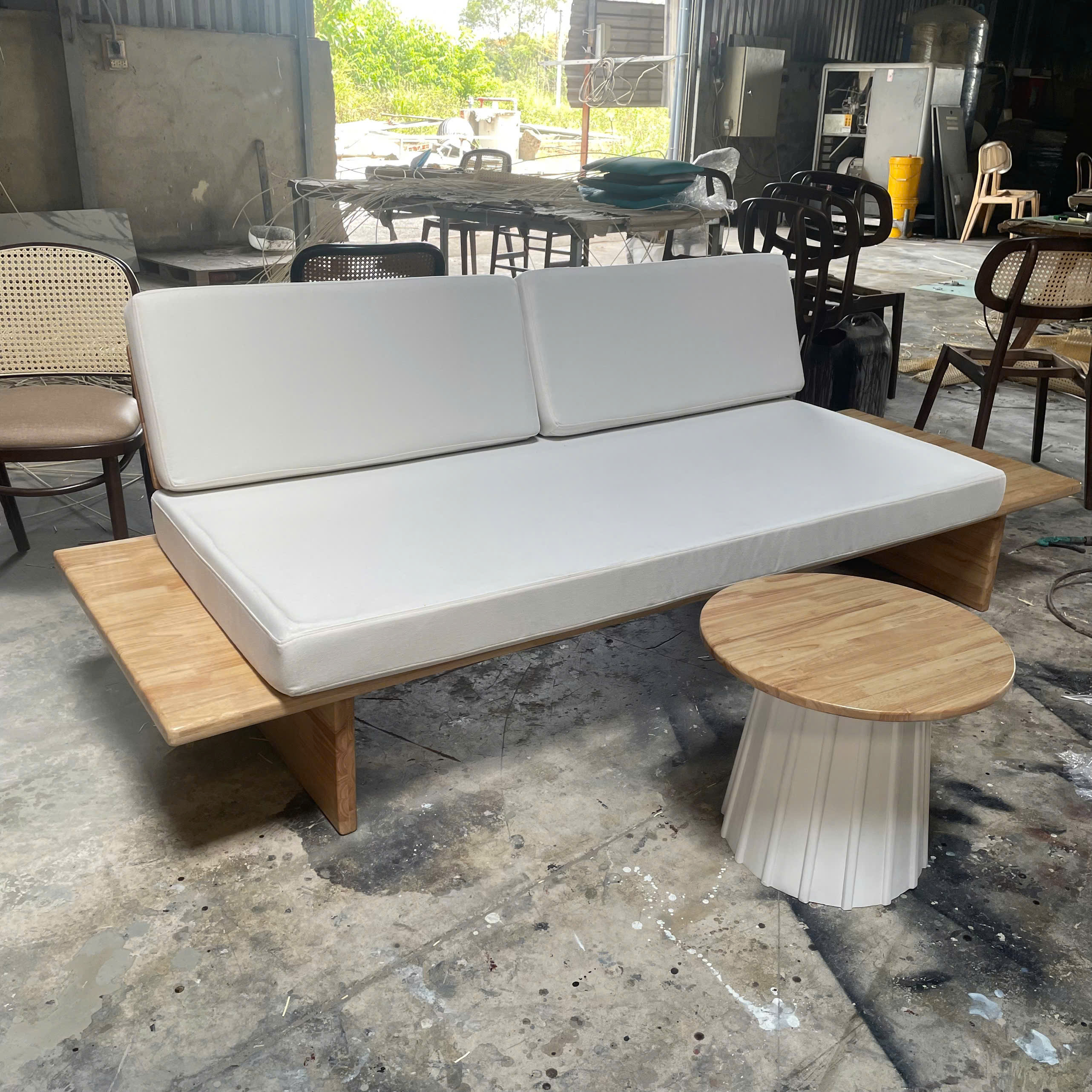 Bàn trà decor kết hợp ghế sofa Japandi 