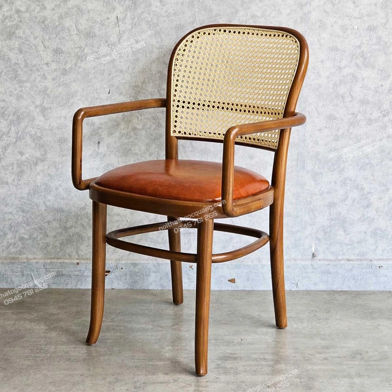 Ghế Thonet 811 có tay mặt nệm tựa mây đan