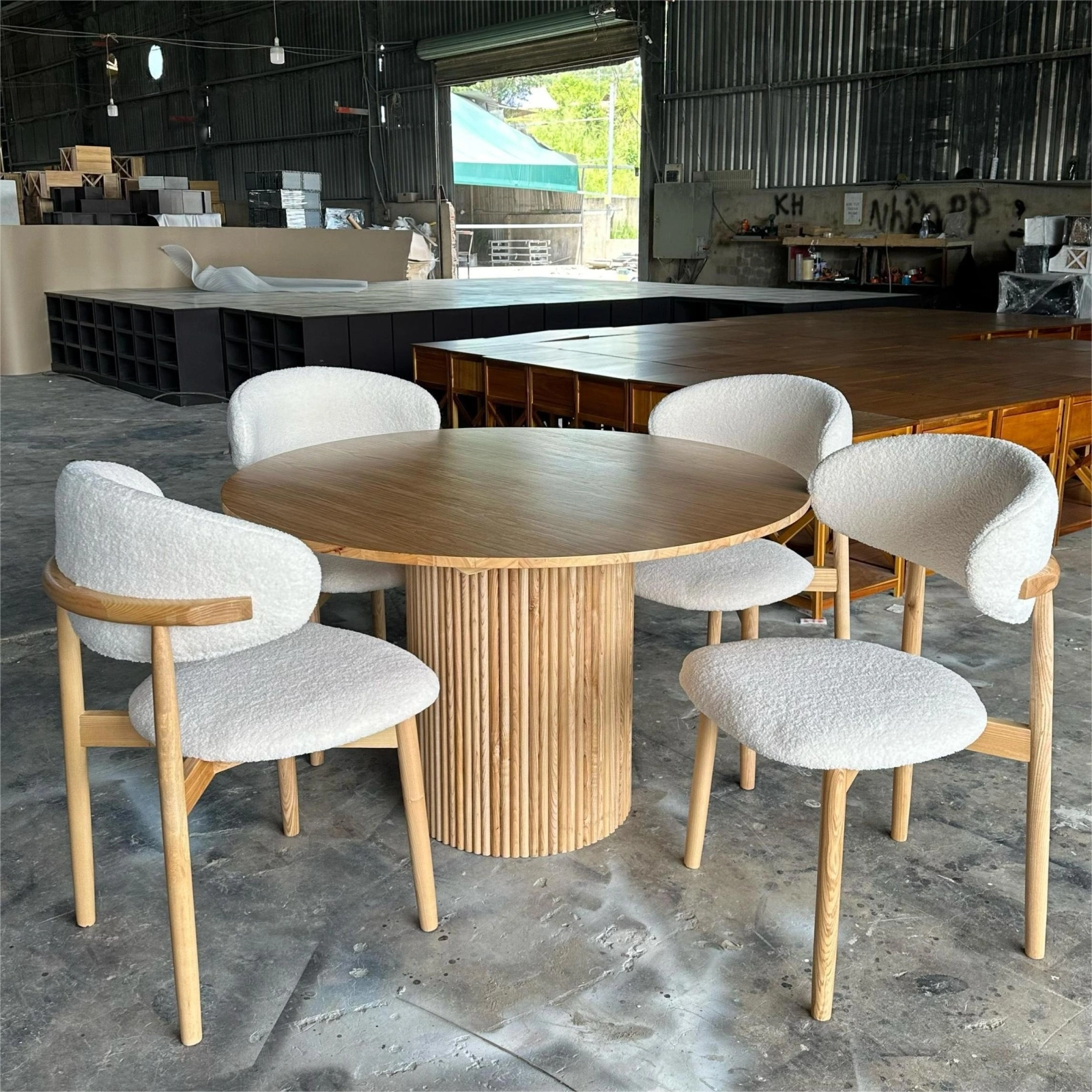 Bàn ăn tròn chân Rustic kết hợp ghế Oleandro