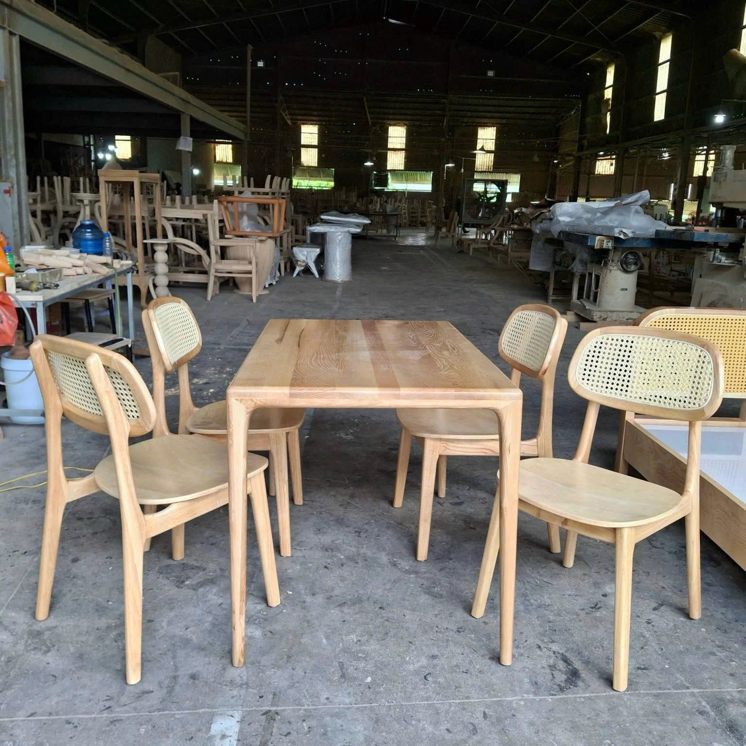 Bộ bàn ăn Neva kết hợp ghế Secco mặt ván