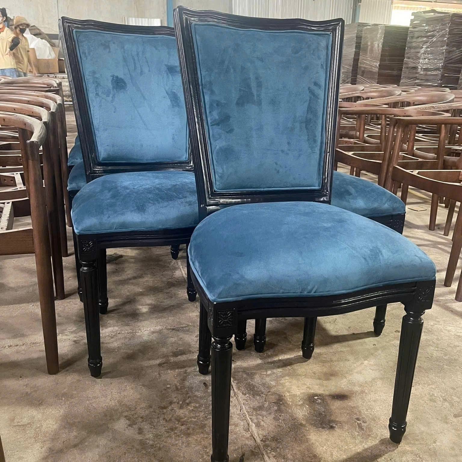 Ghế nhà hàng Louis tựa vuông bọc nhung